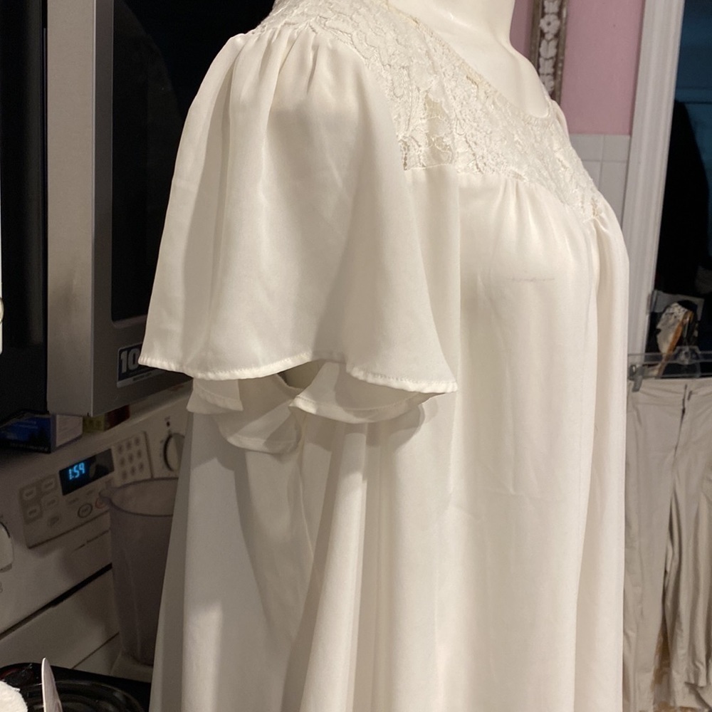 X womens Torrid solid off white short sleeve regular size blouse size 2 - Picture 2 of 4